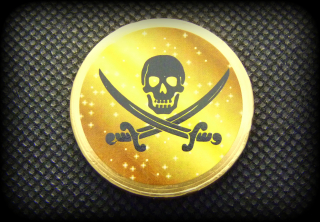Čokoládová mince s potiskem pirátský motiv vzor lebka s meči 999-107-004